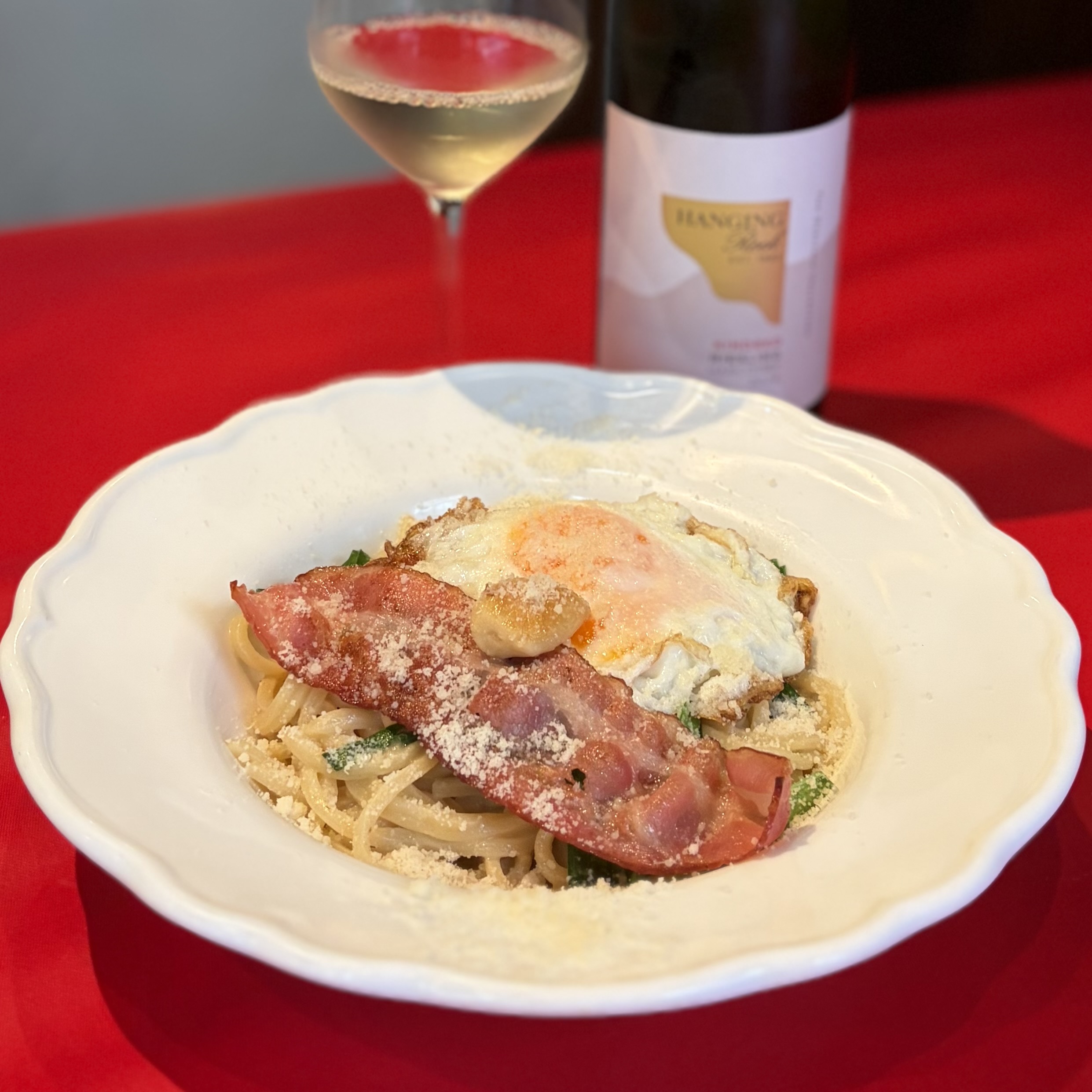 ニラと青唐辛子のニンニクパスタ ベーコンエッグのせ